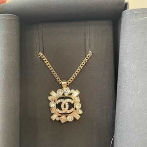 Chanel pendant necklace 2023